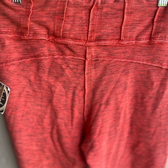 NWT - FP Movement Hybrid High Rise Leggings in Color: Lipstick Size: M - Picture 12 of 14